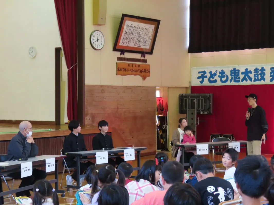 体育館での発表会の様子