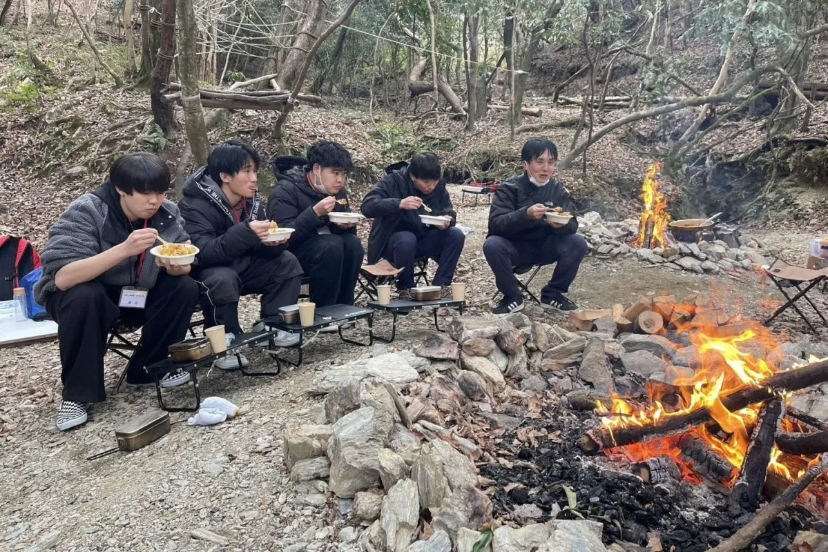 屋外での食事風景
