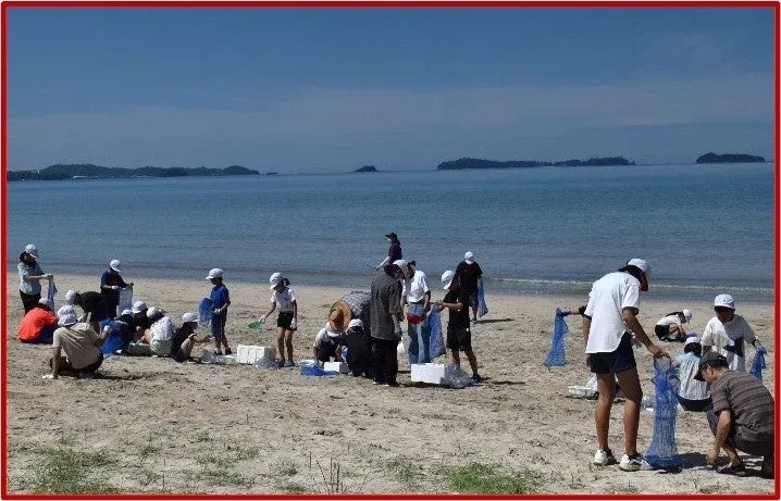 海岸清掃をする子供たちの様子