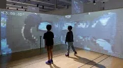 デジタルアートを鑑賞する子どもたち