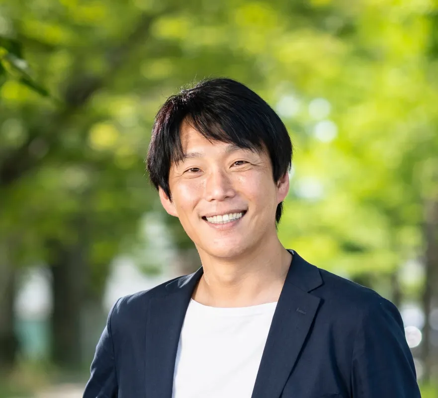 笑顔で写る男性のポートレート