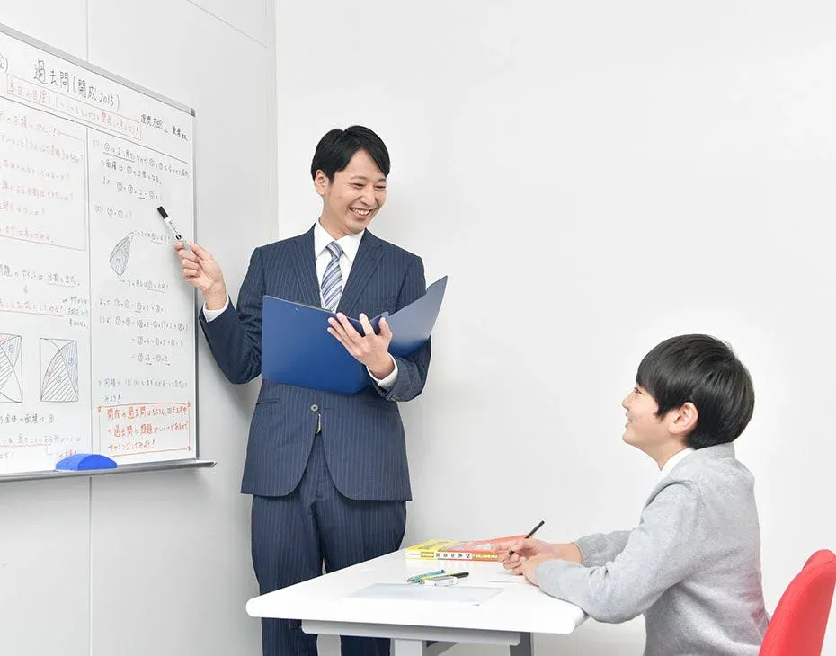講師と生徒の個別指導風景