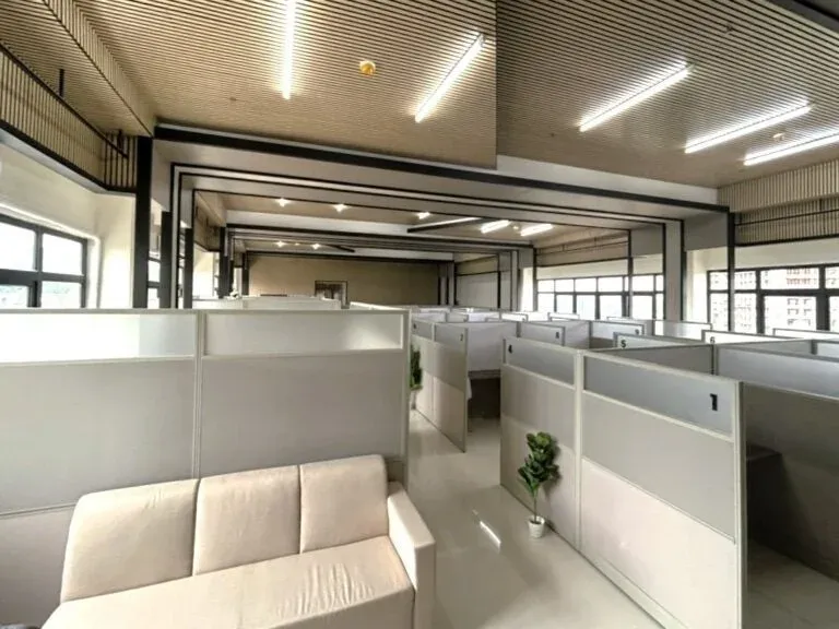 広々としたモダンなオフィス空間