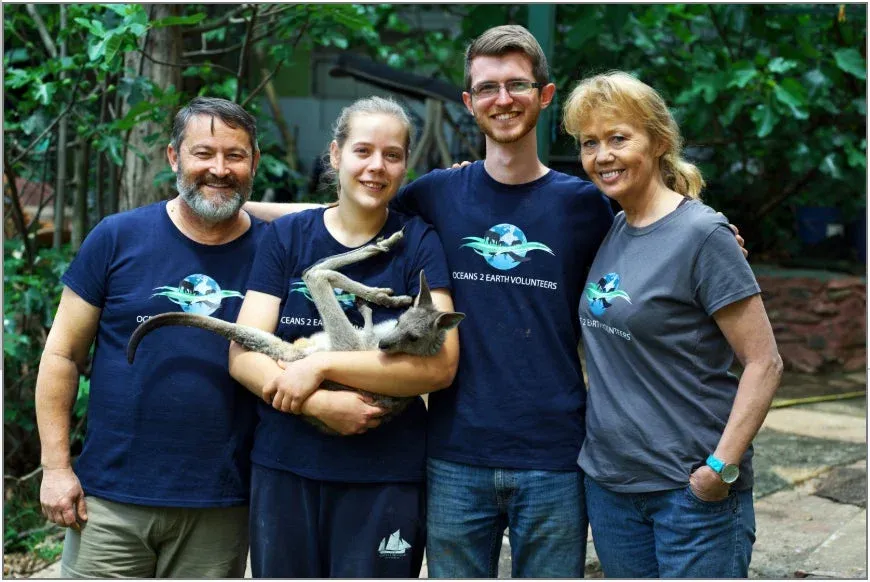 カンガルーとボランティア活動をする人々