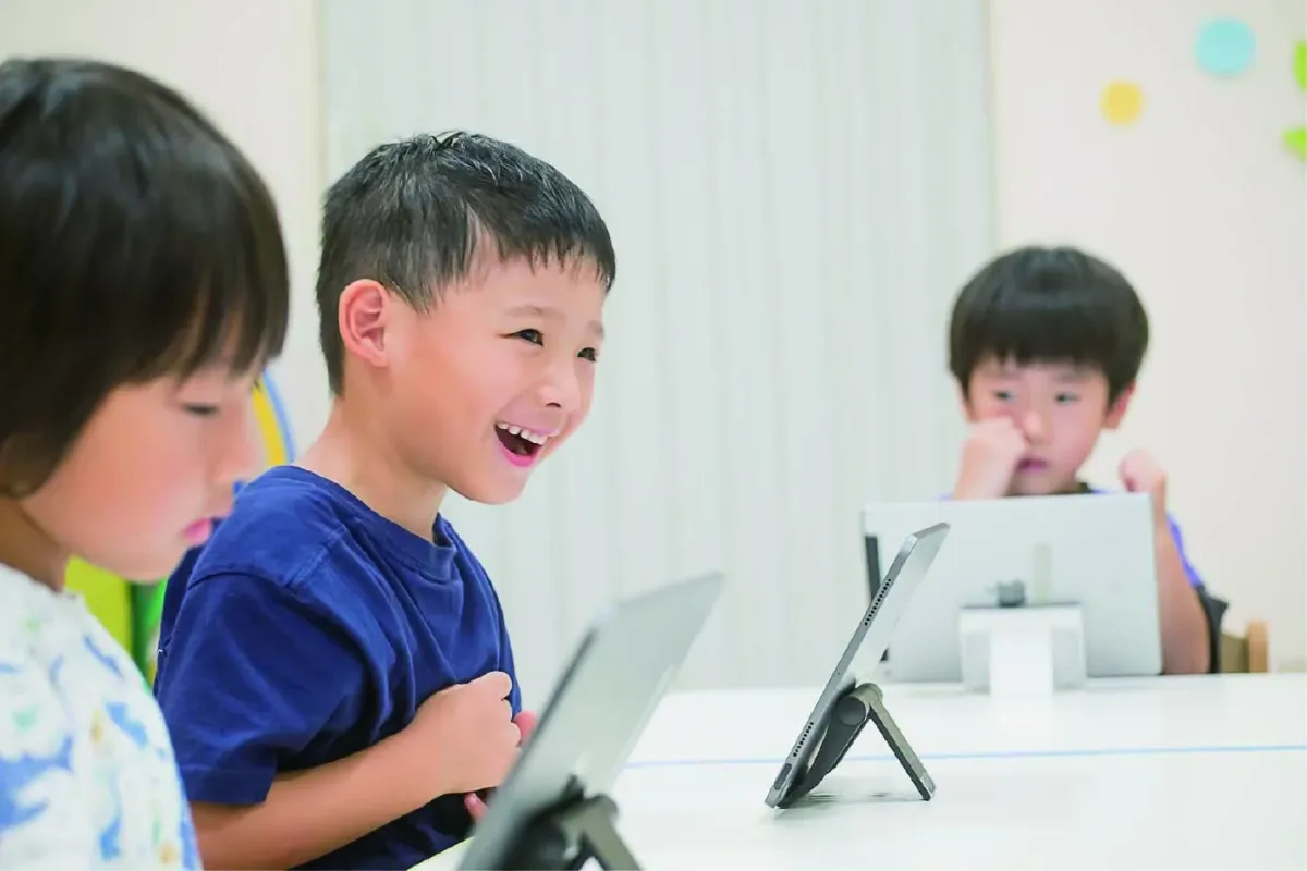 タブレットで学習する子どもたち