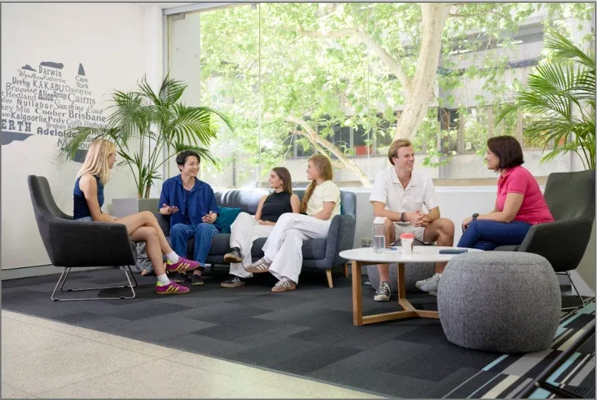 世界中の学生が集まるELCのラウンジ