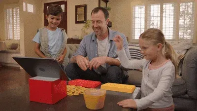 親子でタブレットゲームを楽しむ様子