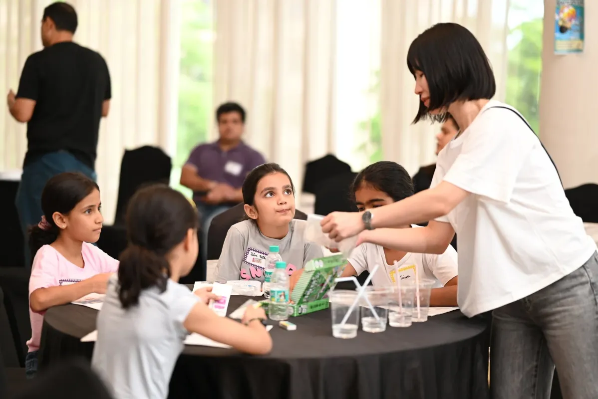 ワークショップで学ぶ子どもたちと指導者