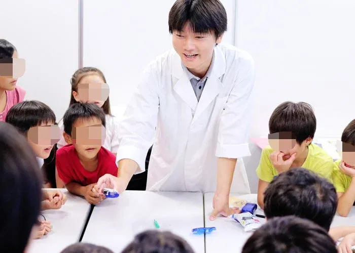 科学教室で先生と子供たち