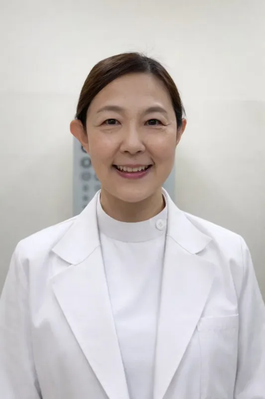 白衣の女性医療従事者