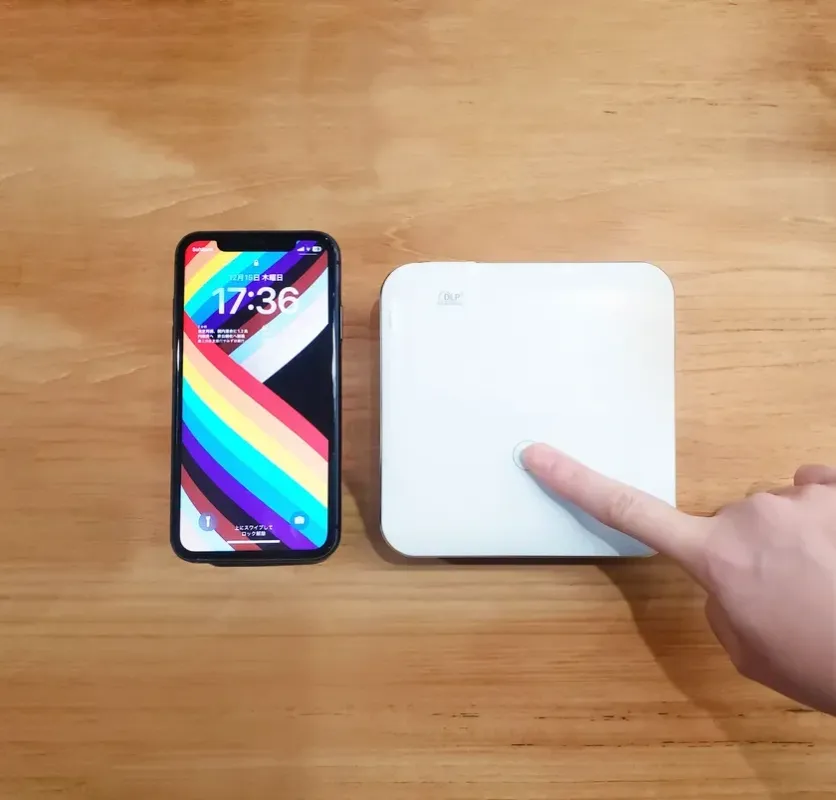 スマホと並べたサイズ感