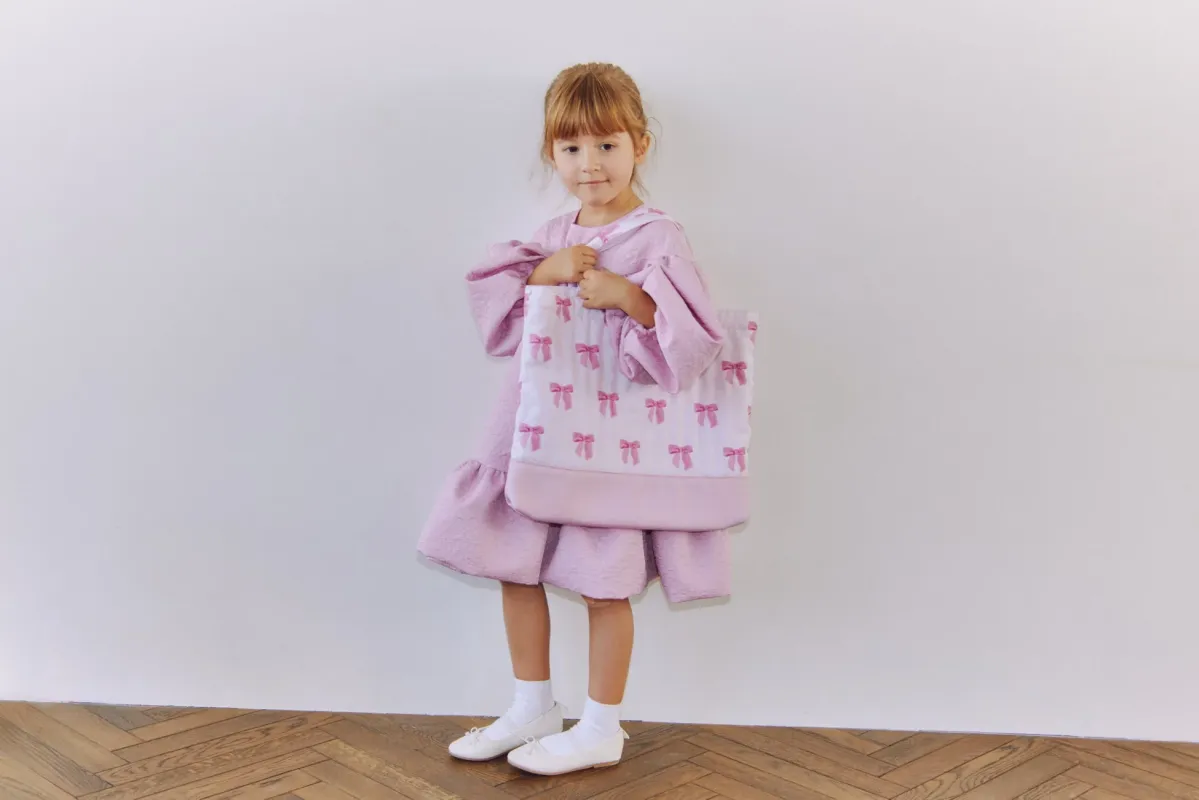 リボン柄のレッスンバッグを持つ女の子