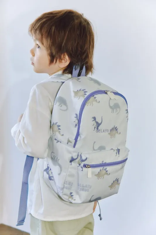 恐竜柄のリュックを背負った男の子