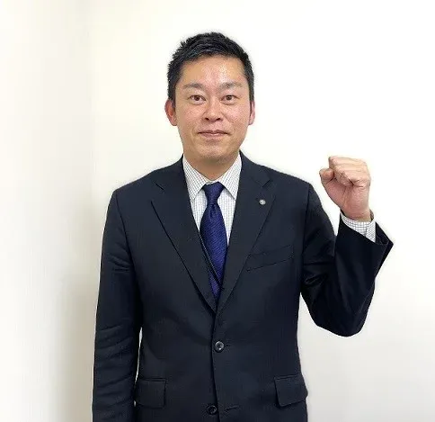 ガッツポーズをする男性（臨海セミナー中学受験科事業部長 川畑先生）