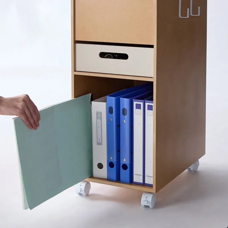 キャスター付きの木目調ワゴンに、青や白のファイルやバインダーが整理されて収納されている様子