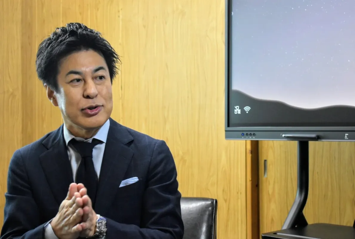 ビジネスシーンで話す男性