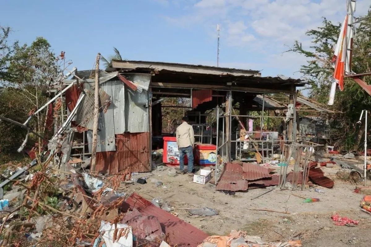 崩壊した建物と散乱した瓦礫が写る被災地の風景