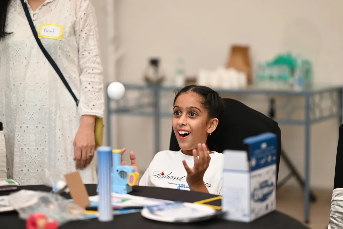 ワークショップで笑顔を見せる少女と女性