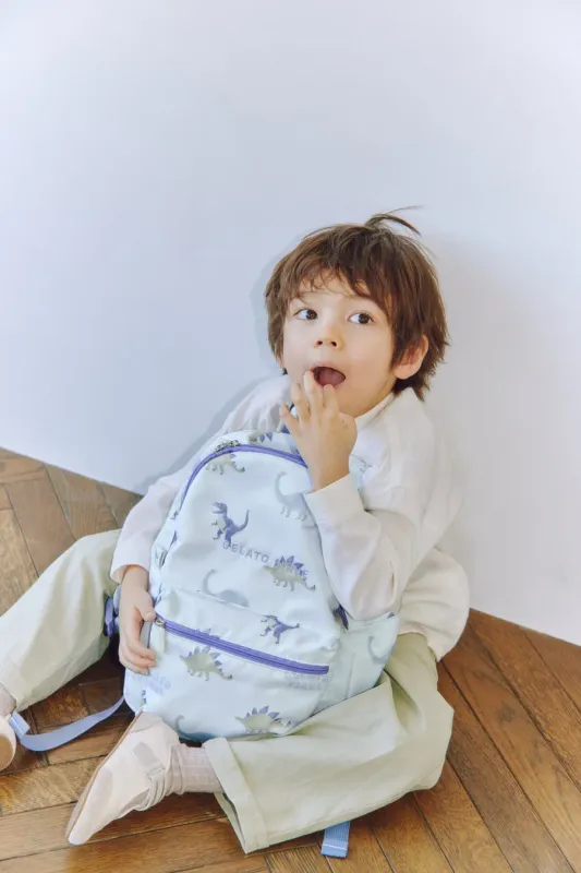 恐竜柄のリュックを抱える男の子