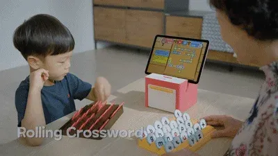 子供と大人が一緒に「Rolling Crossword」で遊ぶ様子