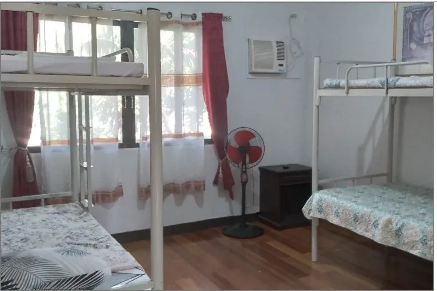 二段ベッドが置かれたシェアハウスの部屋