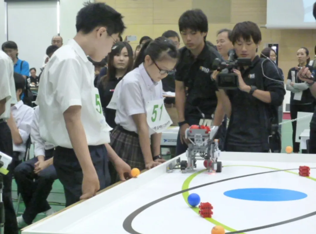 ロボット競技会に参加する学生たち