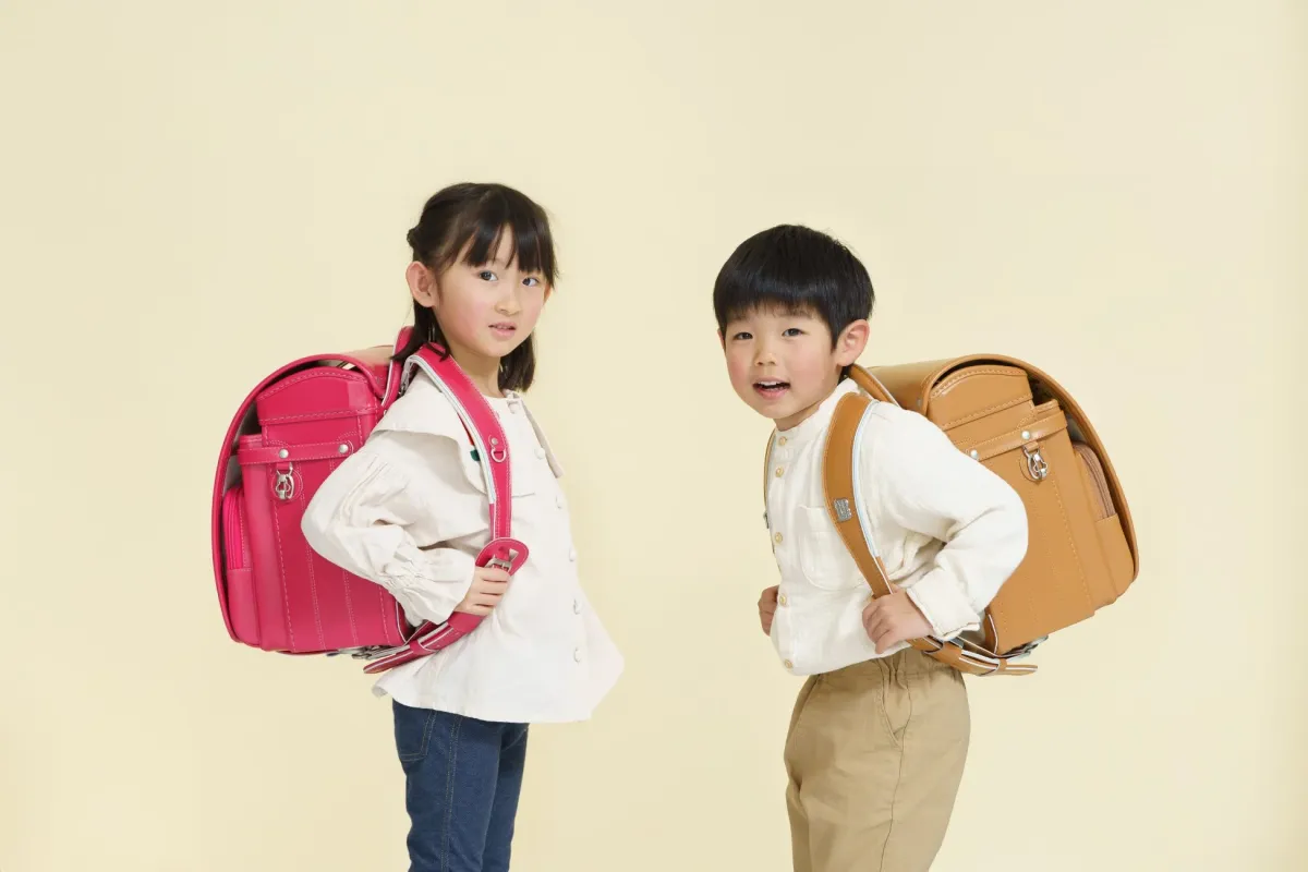 ランドセルを背負った男の子と女の子