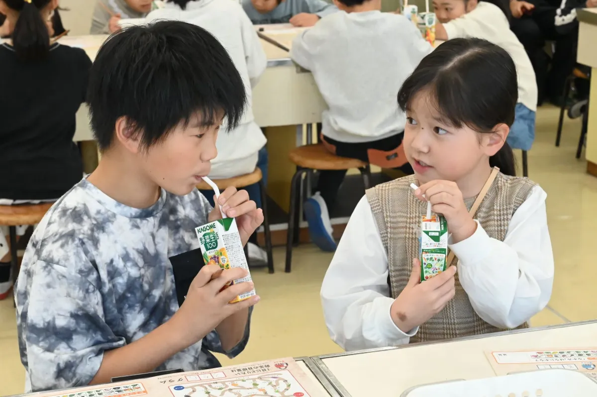 子どもたちが野菜ジュースを飲む様子