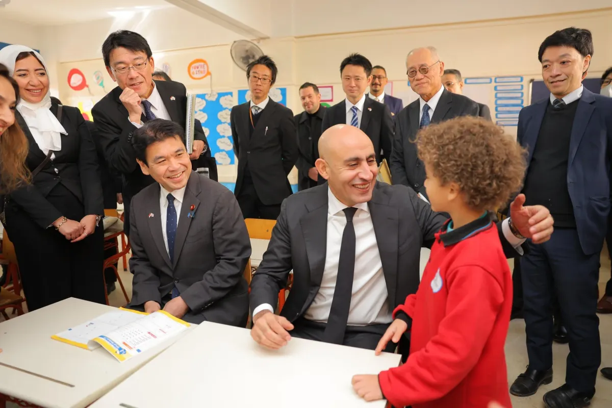 日本の文部科学大臣と子どもたちの交流の様子