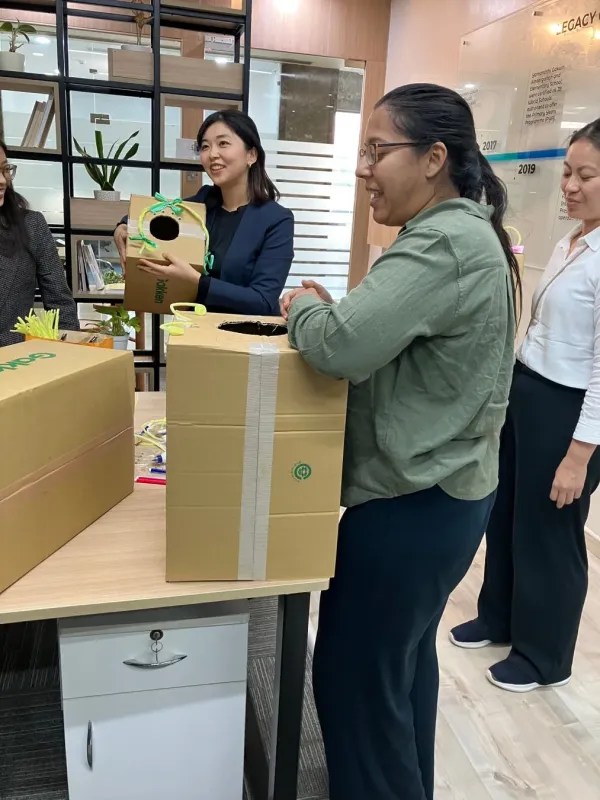 段ボールを使ったワークショップで笑顔を見せる女性たち