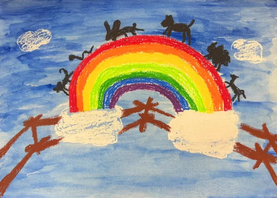 鮮やかな虹が大きく描かれた子供の絵です。