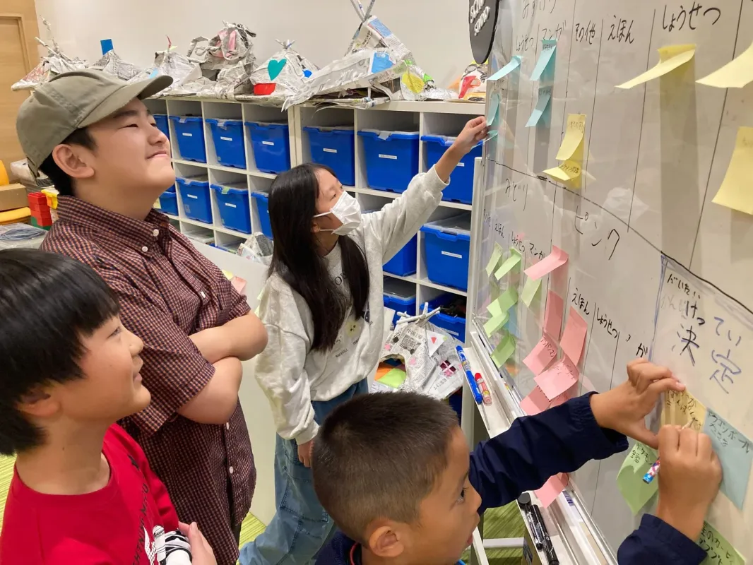 子どもたちがアイデアを出し合う様子