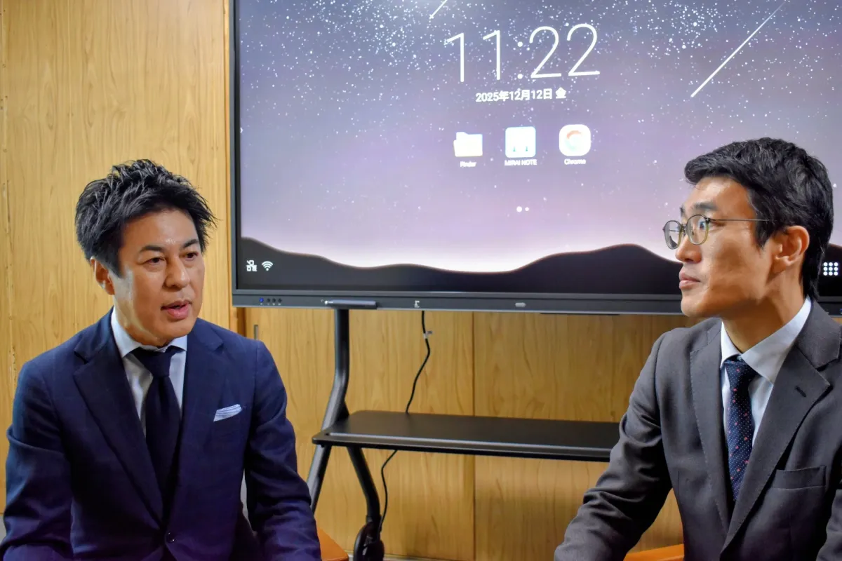 会議室で話す男性たち