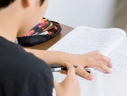 学習する生徒の手元