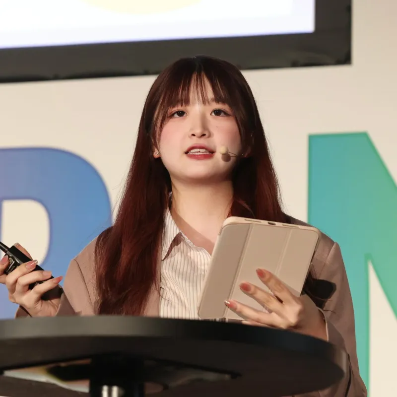 ステージでプレゼンテーションを行う多田遥香さん