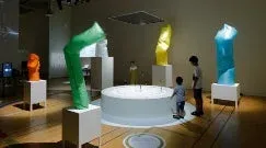 カラフルなアート作品を鑑賞する親子