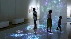 光のインスタレーションを楽しむ家族