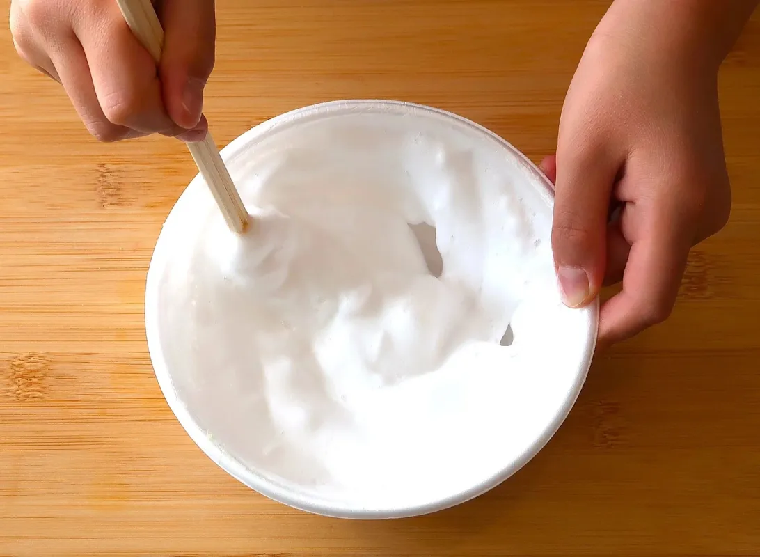 泡立った液体を混ぜる様子