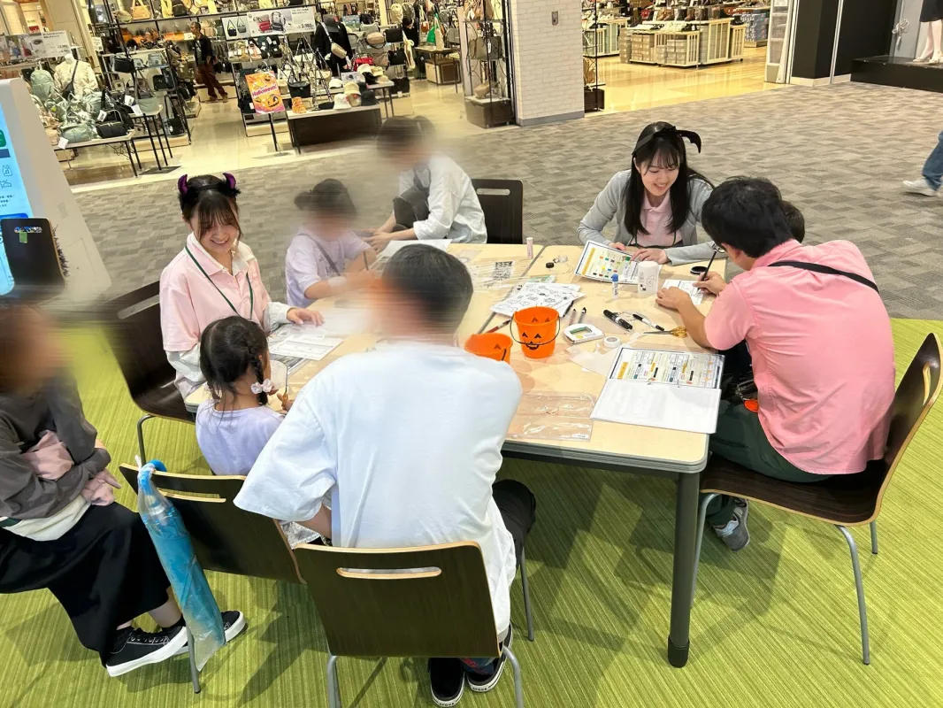 ハロウィンテーマのワークショップで楽しむ子供たち