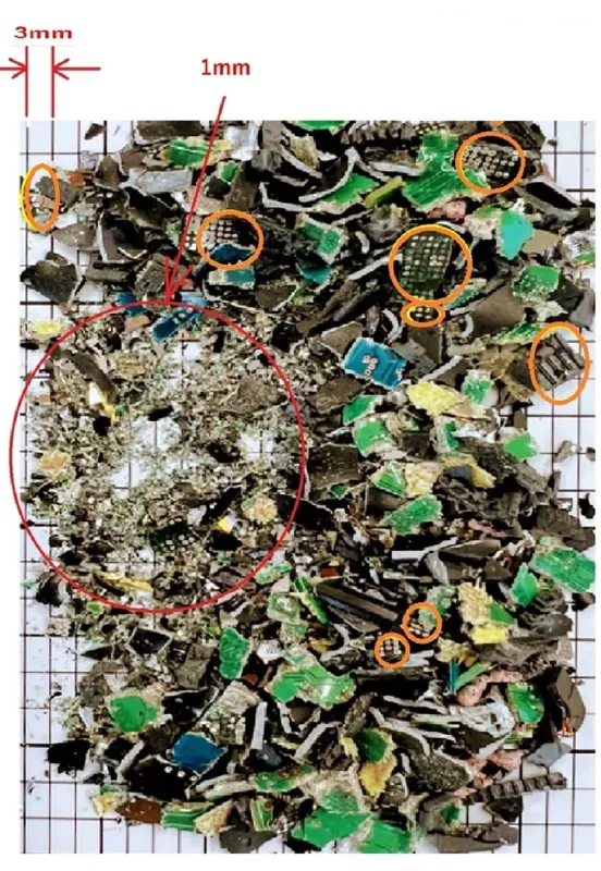 eMMC（記憶部分）の微細粉砕の様子