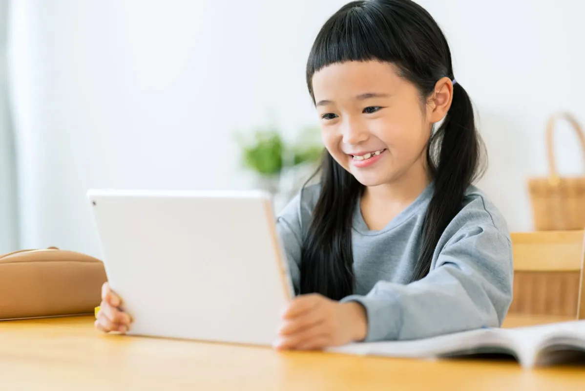 タブレットで学習する女の子