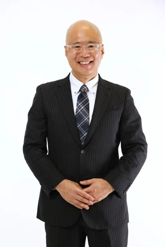 笑顔で立つ男性のポートレート