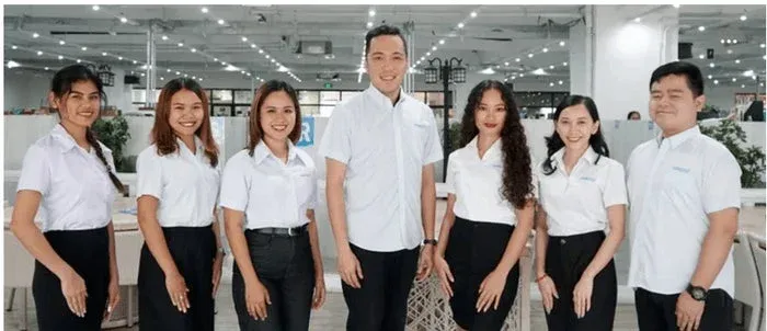 オフィスで笑顔の集合写真