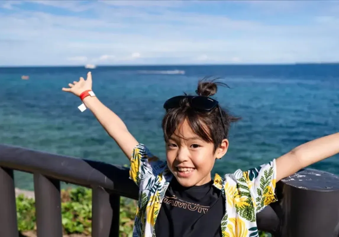 海辺で笑顔の子供