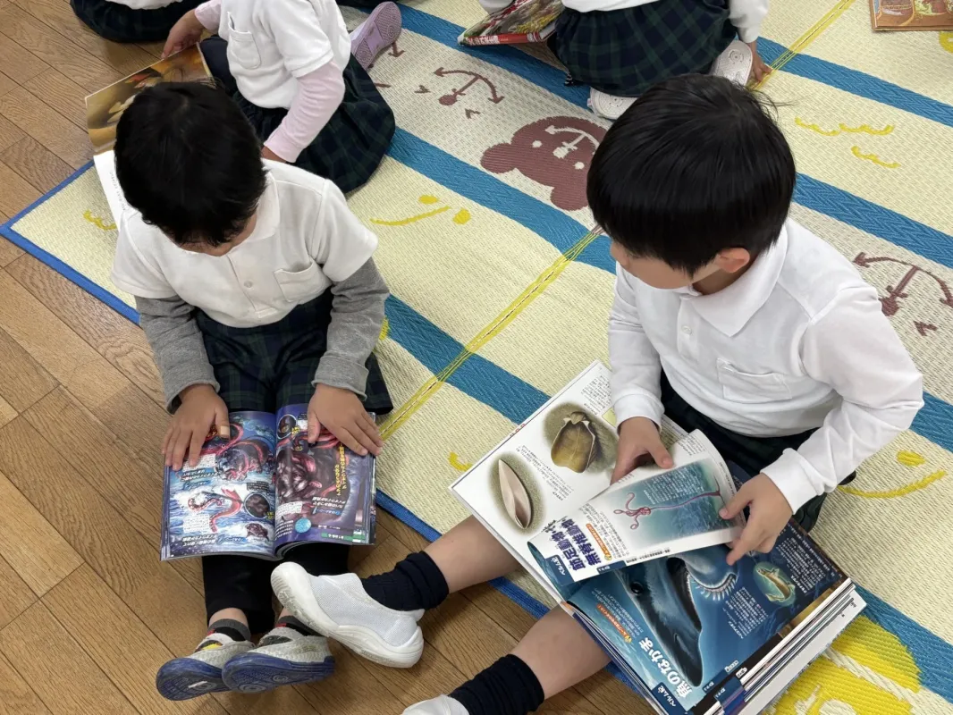 図鑑を読む子どもたち