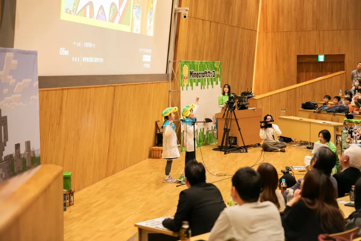 小学生編成最優秀賞「イカバルーン」チームが作品をプレゼンテーション