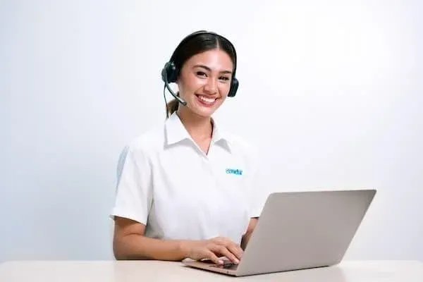 ヘッドセットを装着し、ラップトップを操作する女性教師