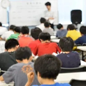 教室で授業を受ける生徒たち