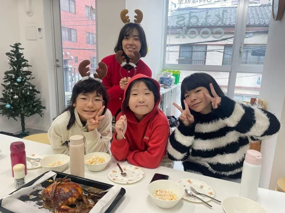 クリスマスパーティーで食事を楽しむ家族