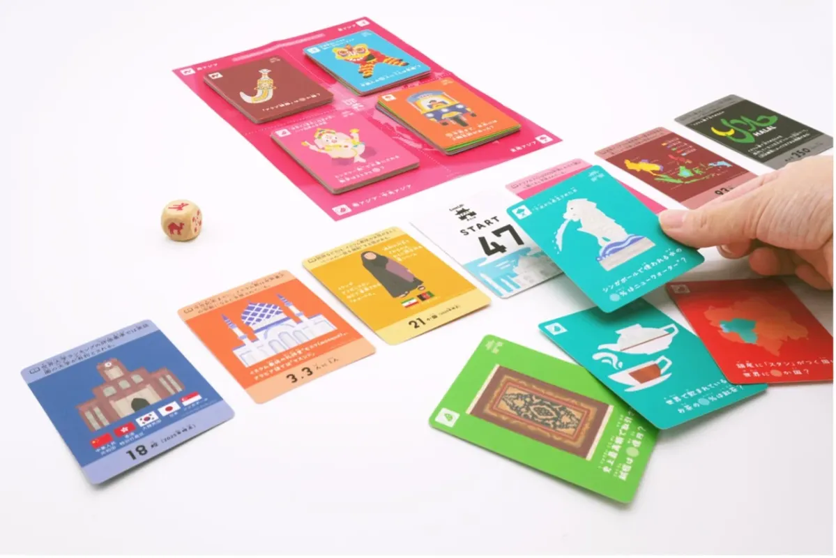 アジアの文化や地理に関するカードとゲームプレイの様子